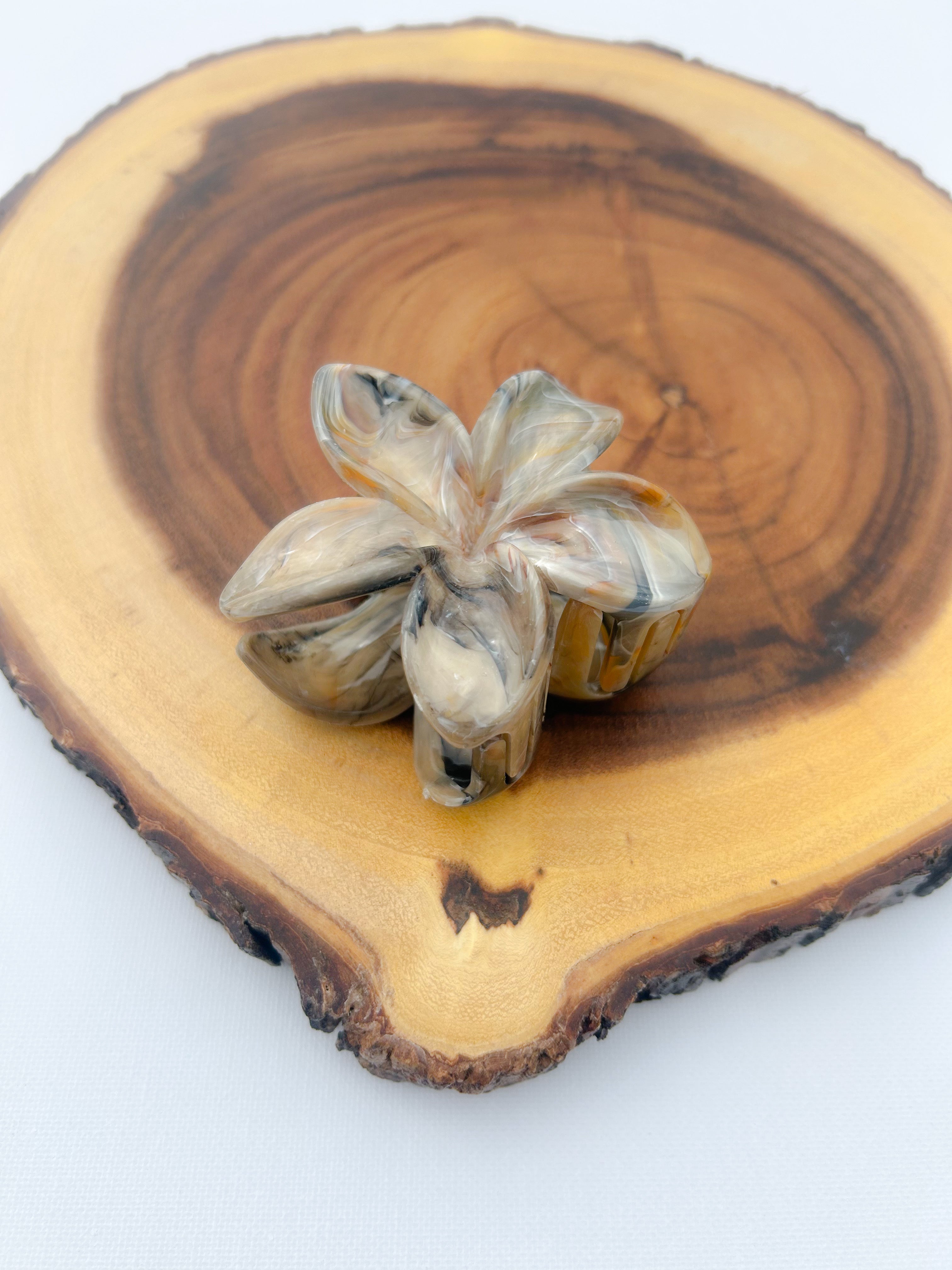 Hawaiian marble flower claws